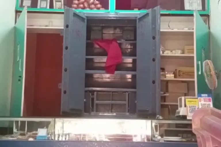 बेगूसराय के तीन दुकानों में डकैती, कनपटी में कट्टा सटा लूट ले गये लाखों के सोने-चांदी