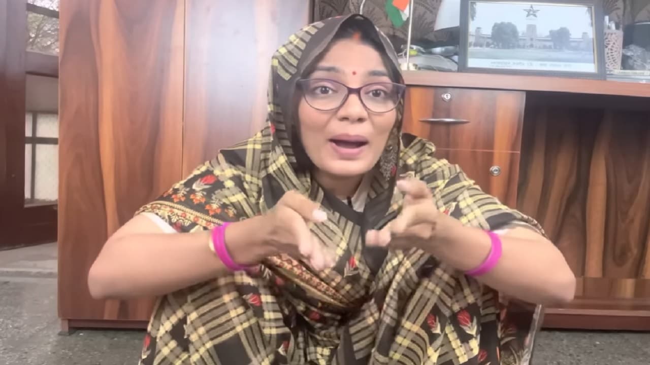 Neha Singh Rathore New Song: नेहा सिंह राठौर ने फिर चलाया शब्दों का बाण, इस बार निशाने पर अडनिया...