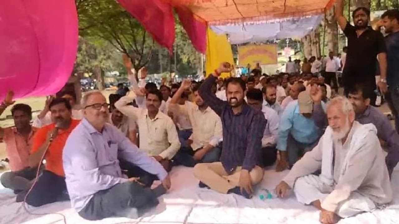 गोरखपुर में दूसरे दिन भी बिजली निगम के अभियंताओं और कर्मचारियों का जारी रहा हड़ताल, परेशान हुए लोग