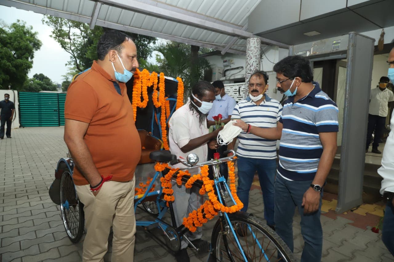 CM हेमंत सोरेन ने रिक्शा चोरी होने के बाद राजधानी की सड़कों पर भीख मांग रहे राजकुमार को दिया रिक्शा