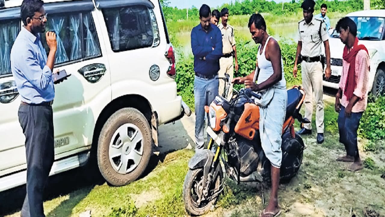 मोतिहारी: एक पांव से बाइक चला मनरेगा के पौधों की रखवाली करते हैं सिकंदर, जज्बा देख हर कोई करता है सैल्यूट