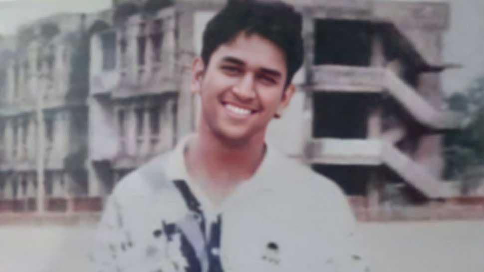 CSK ने शेयर की Dhoni संग साथी खिलाड़ियों की बरसों पुरानी तस्वीर, माही को देख येलो आर्मी के फैंस ने लिखा 'हमारा सुपर हीरो'