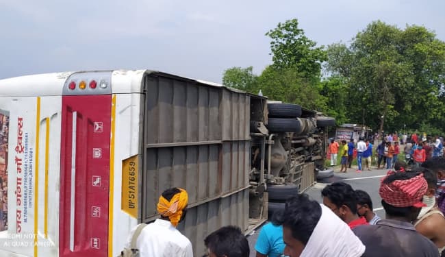 दिल्ली से मधुबनी जा रही बस NH-28 पर पलटी, छपरा के यात्री की मौत, उत्तर बिहार के 57 लोग घायल