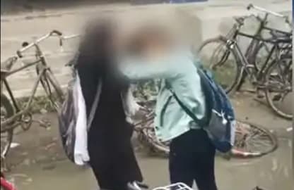 बॉयफ्रेंड के लिए बीच सड़क पर दो लड़कियों में रण, एक दूसरे को देती रही घूंसे दनादन, देखें Video
