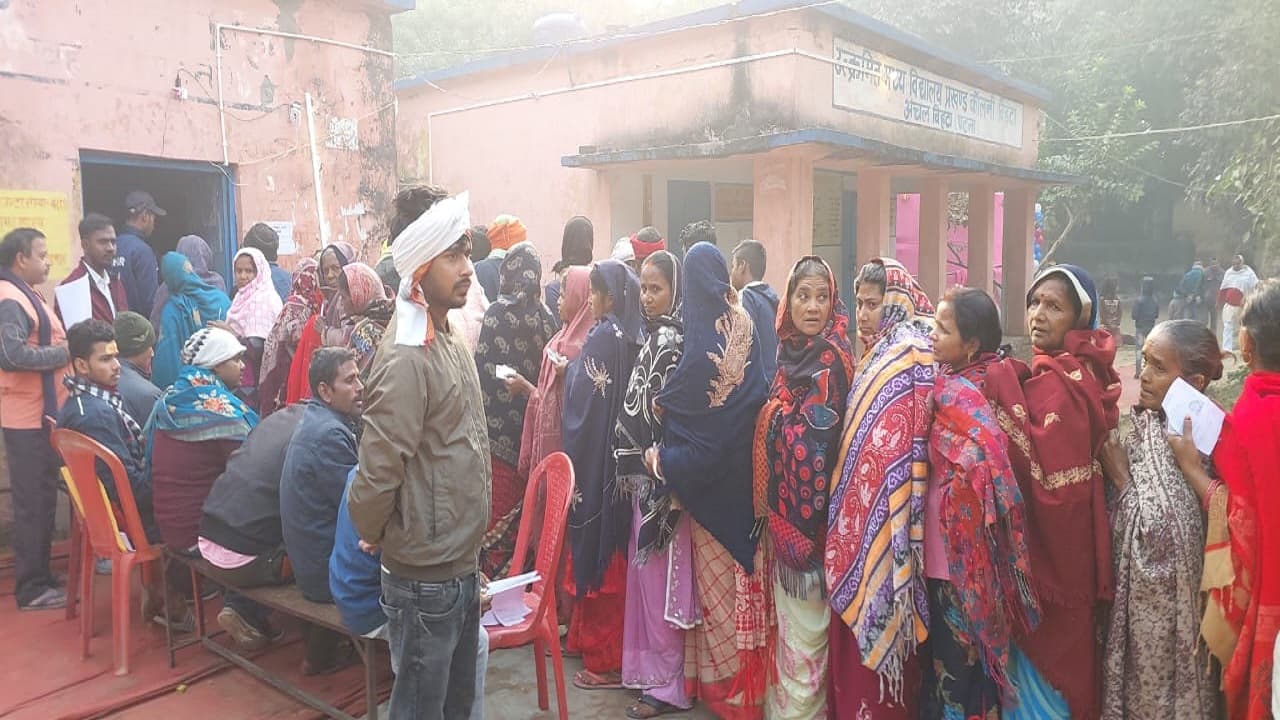 बिहटा नगर परिषद में शांतिपूर्ण से शुरू हुआ मतदान, महिलाओं में दिखा उत्साह