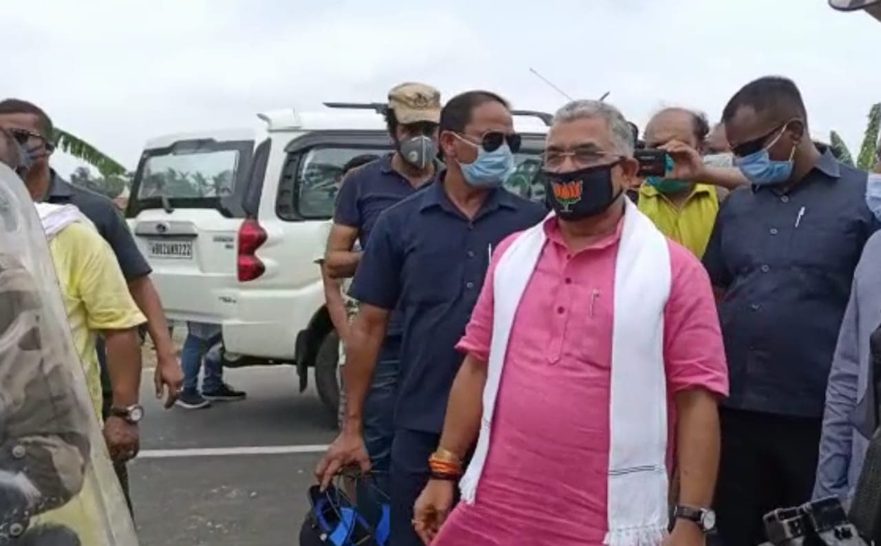 चक्रवात प्रभावित क्षेत्र में जा रहे दिलीप घोष को पुलिस ने फिर रोका, पैदल ही निकले दौरे पर