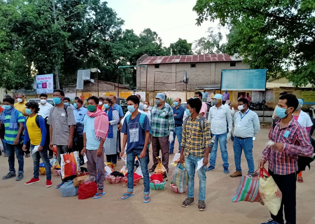 गुमला जिले में नौ कोरोना संक्रमित ठीक हुए, ताली बजाकर अस्पताल से दी गयी विदाई