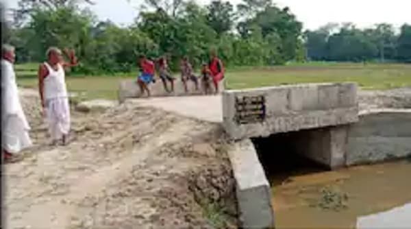बिहार में पिता की मृत्यु पर बेटे ने श्राद्ध भोज करने के बजाय बनवाया पुल, कहा- पिता की यही थी इच्छा