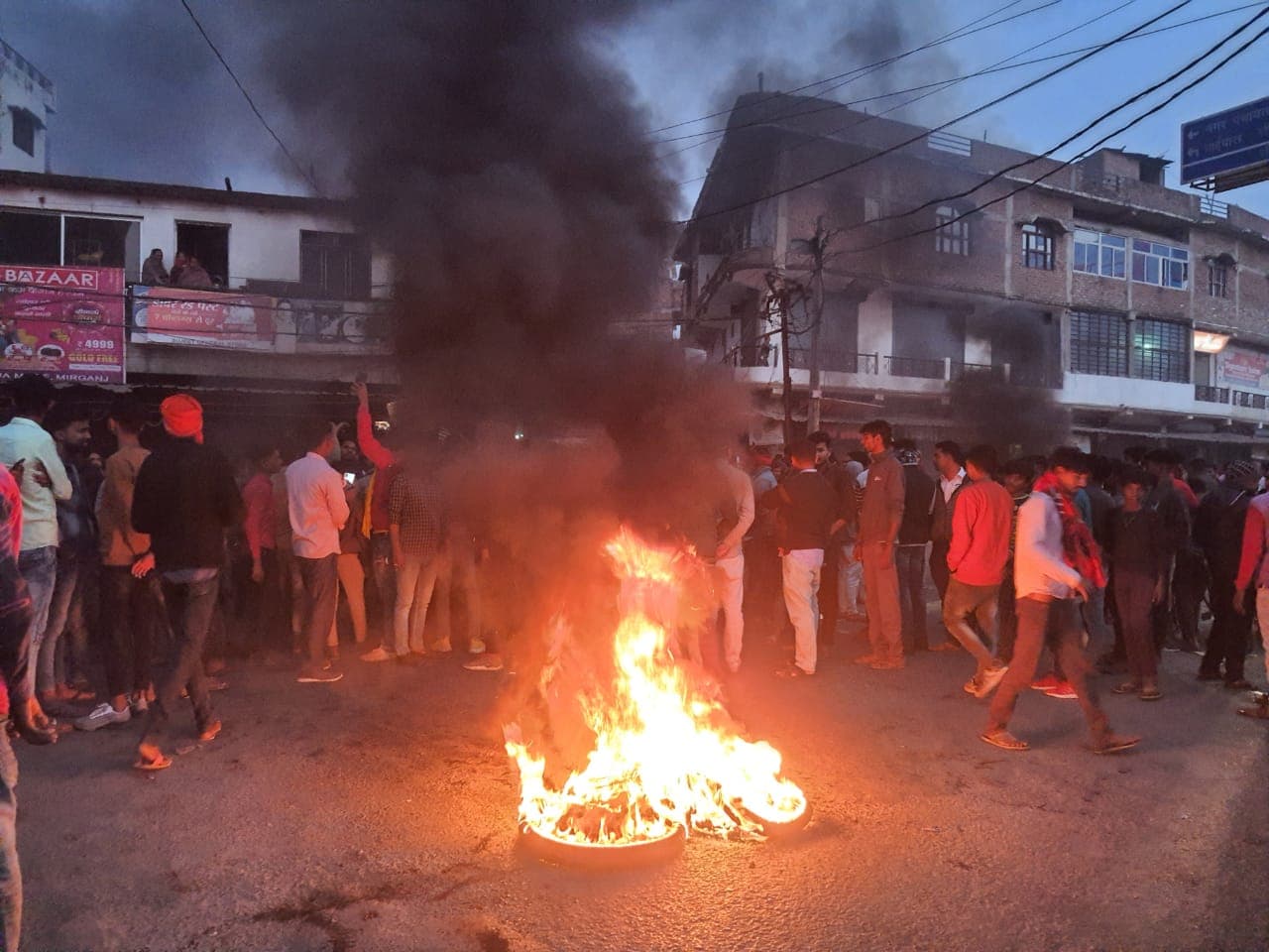 सीवान में युवक की हत्या से फूटा जनाक्रोश, सड़क पर आगजनी, जाम में फंसे बाराती