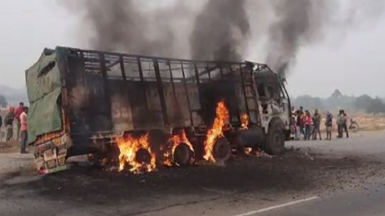 सासाराम में भीषण सड़क हादसा, ट्रक ने दो बाइक सवार युवकों को कुचला, GT रोड पर लगा जाम