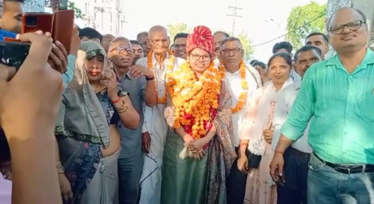 अलीगढ़: IAS बन अपने गांव पहुंची सुषमा सागर का हुआ जोरदार स्वागत, ढोल -नगाड़ों की थाप पर जम कर झूमे गांव के लोग