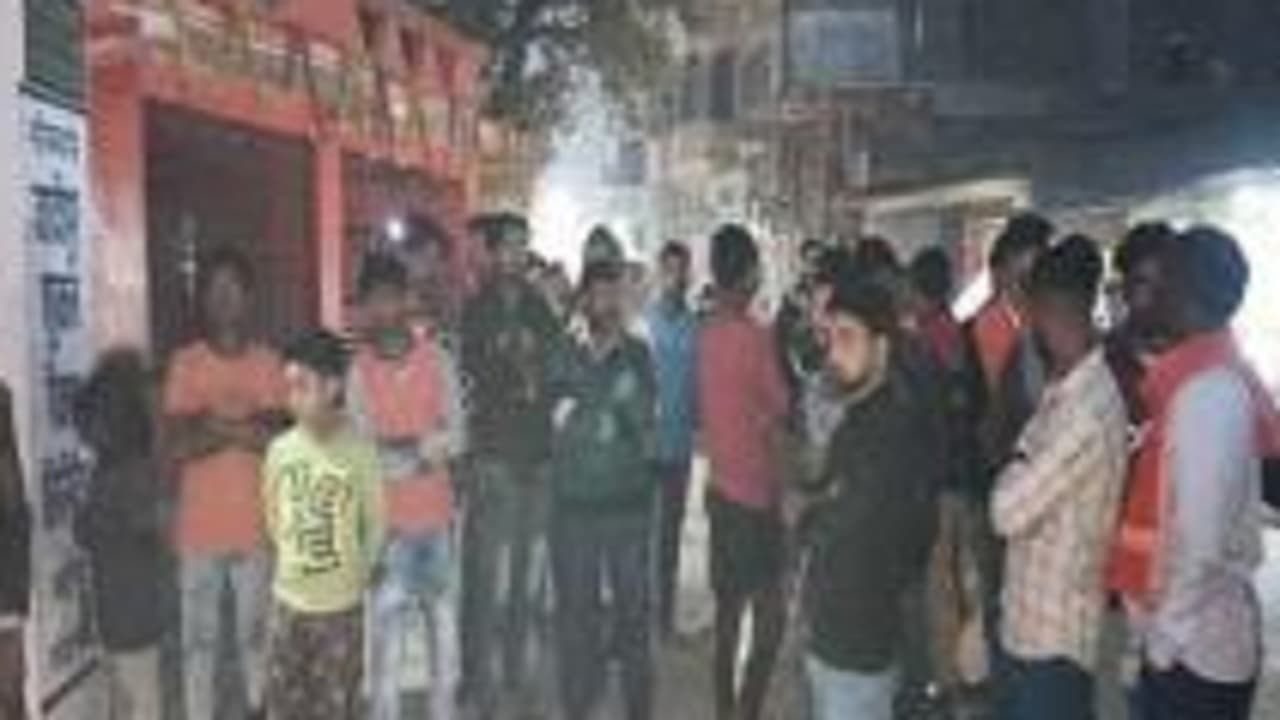 समस्तीपुर: रसोईघर में काम कर रही महिला का युवक ने बनाया वीडियो, बिजली के पोल में बांध कर पति ने जमकर पीटा