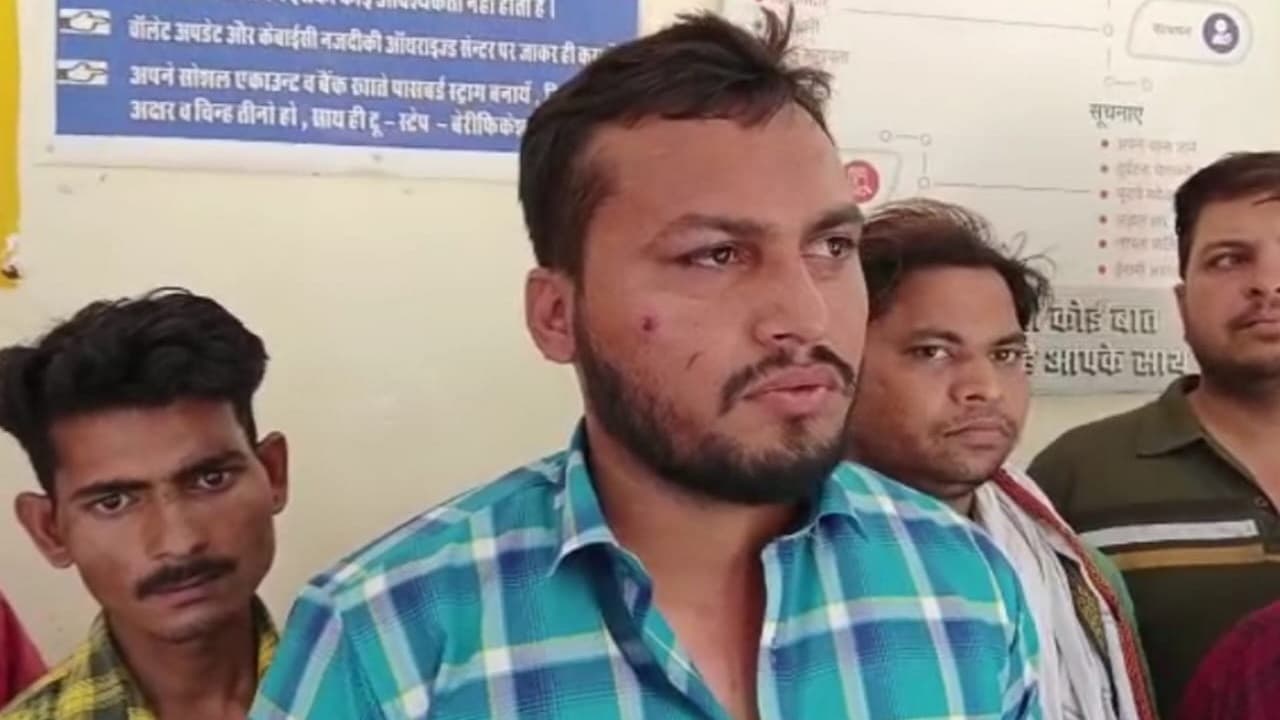 अलीगढ़ में बिजली काटने गये जेई को ग्रामीणों ने लाठी-डंडों से पीटा, वीडियो हुआ वायरल