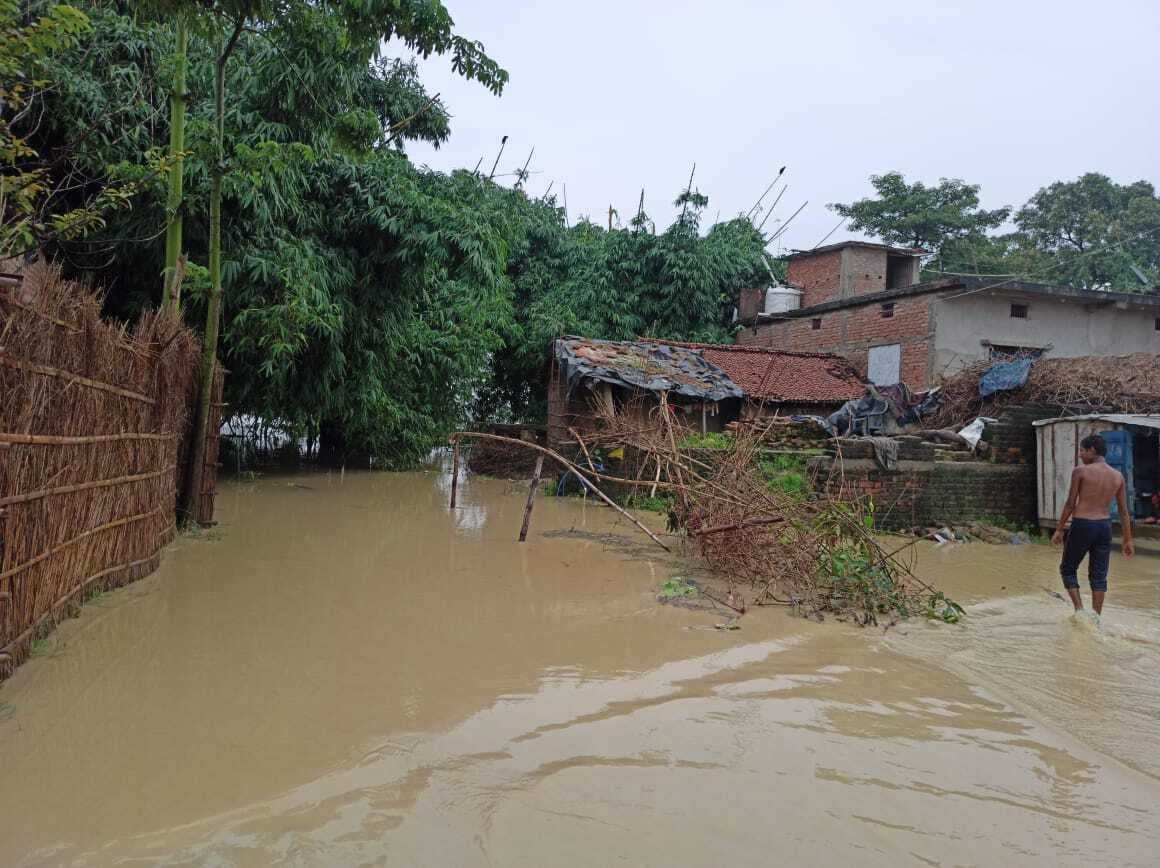 UP Flood : बाढ़ की चपेट में 24 जिलों के 605 गांव, हर घंटे बढ़ रहा 1 सेंटीमीटर पानी