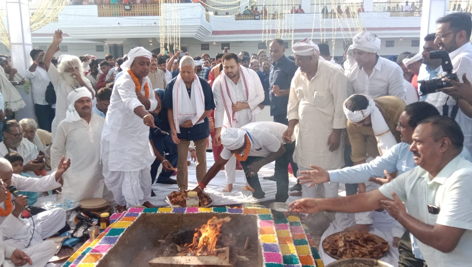 यज्ञ में आहूति देने आरा पहुंचे राजद सुप्रीमो लालू यादव और तेजस्वी यादव, हुआ भव्य स्वागत, देखें तस्वीरें