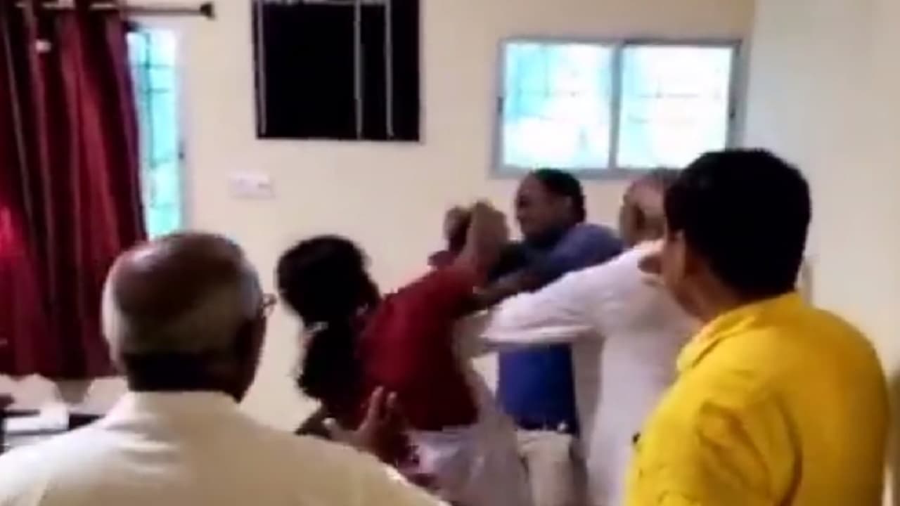 औरंगाबाद में महिला ने जूनियर इंजीनियर को चप्पल से की जमकर पिटाई, सोशल मीडिया पर वीडियो वायरल