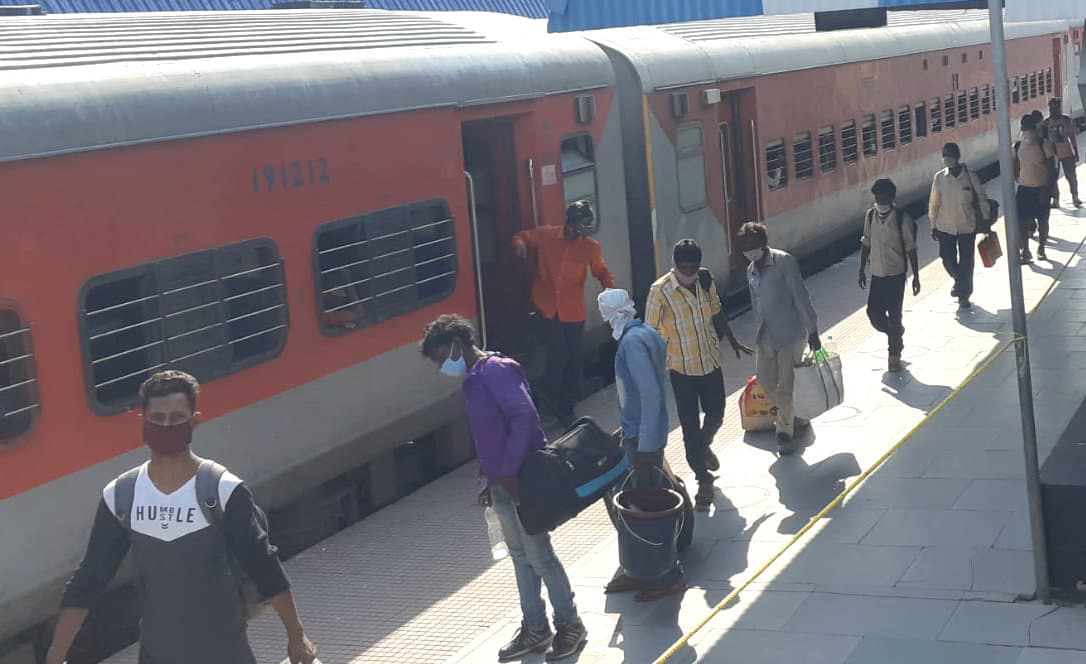 कोडरमा स्टेशन पर 18 घंटे विलंब से पहुंची श्रमिक स्पेशल ट्रेन, बेहाल दिखे प्रवासी