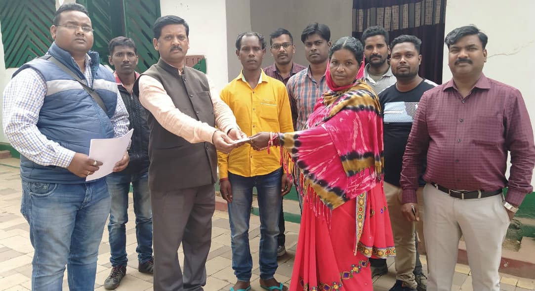 लोहरदगा : जंगली हाथियों के हमले में जान गंवाने वाले के आश्रित को वन विभाग ने दिया मुआवजा