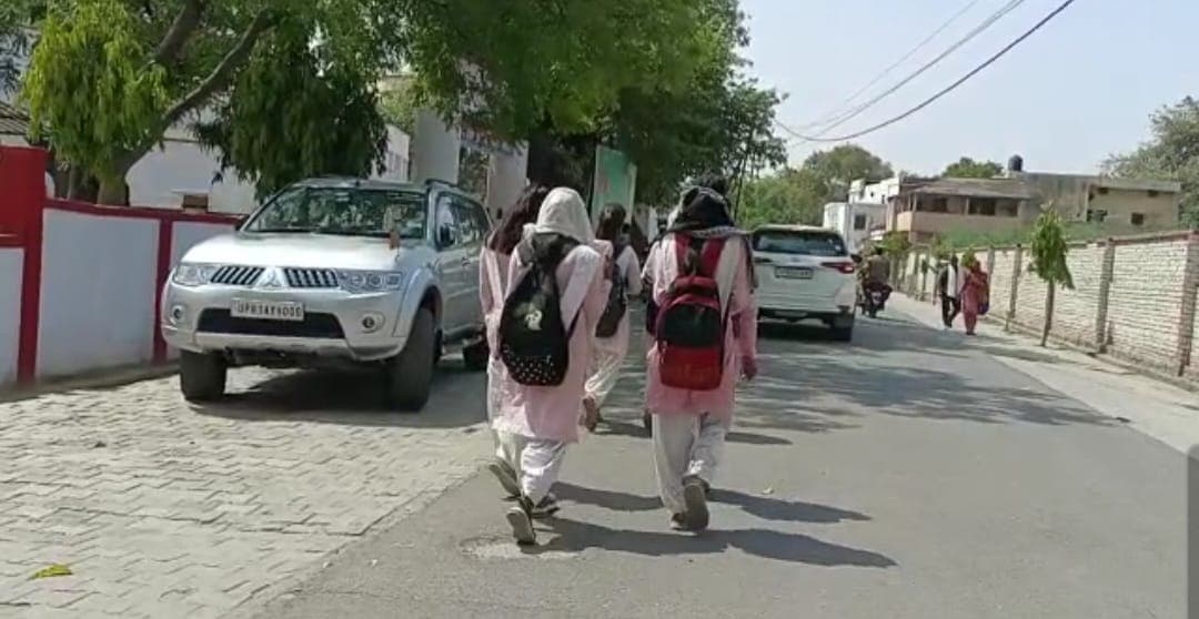 अलीगढ़ में स्नातक की छात्राओं पर तेजाब डालने की धमकी, SSP से मिलकर बोलीं- कर्रवाई नहीं तो करूंगी अत्महत्या