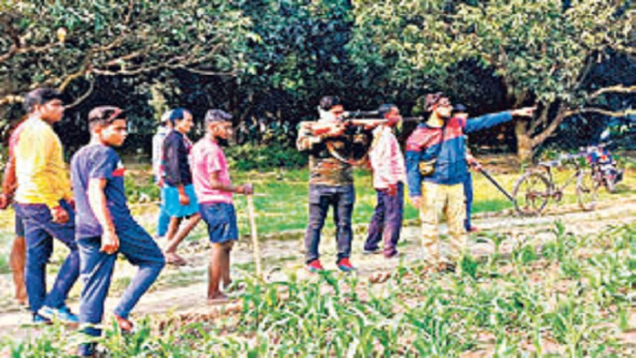बेगूसराय में अनोखा एनकाउंटर, पटना से पहुंचे शार्प शूटर्स, 100 मीटर दूर से 12 कुत्तों को मार गिराया
