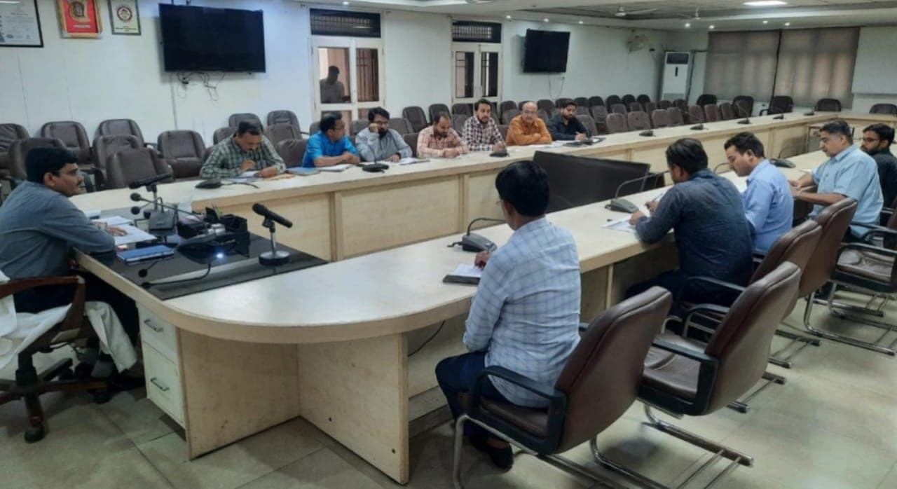 अलीगढ़  में जल जीवन मिशन की धीमी कार्य पर जिलाधिकारी नाराज, कंपनी पर दिये अर्थदंड के निर्देश