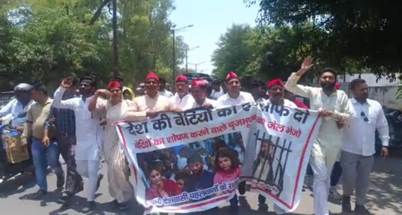 अलीगढ़ में बृजभूषण शरण सिंह की गिरफ्तारी के लिए प्रदर्शन, सपा ने किया लोकसभा सदस्यता रद्द करने की मांग