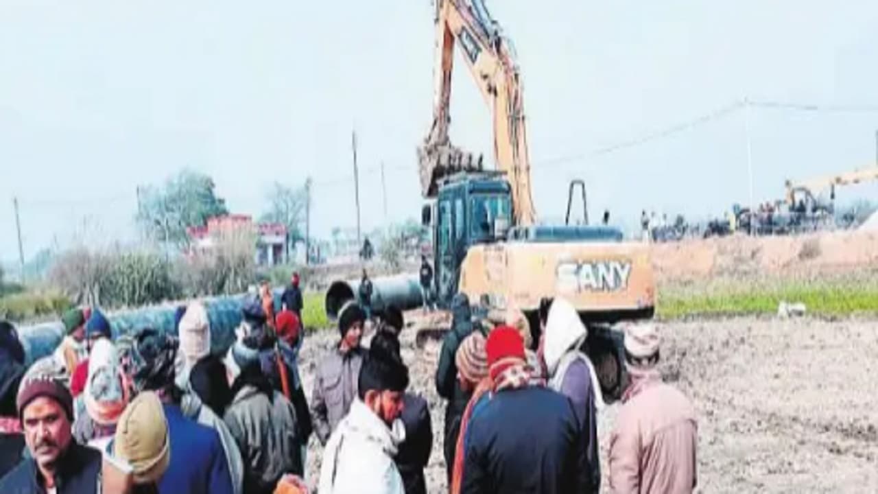 बक्सर में बिना मुआवजा दिये ही फसल लगी खेतों में निर्माण कार्य शुरू, किसानों ने विरोध कर रोका