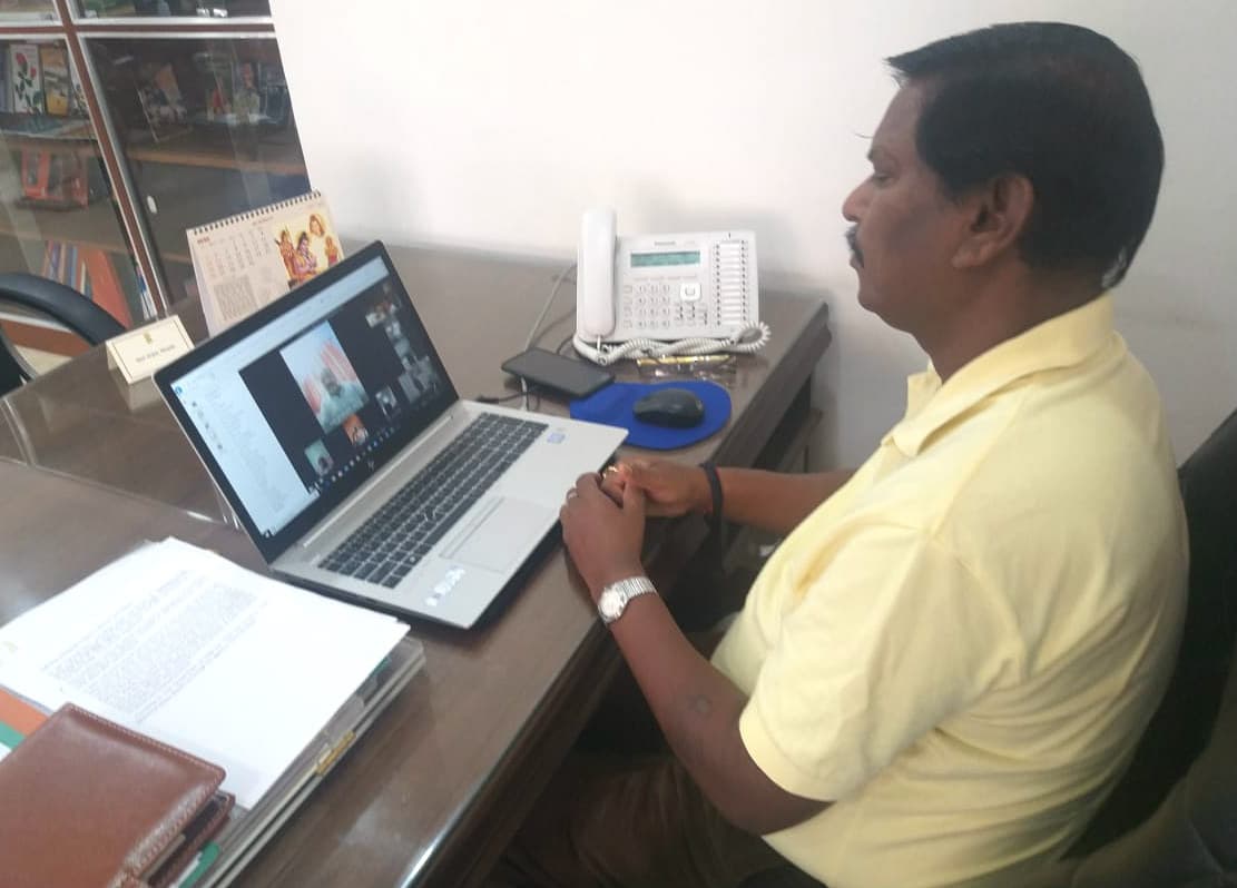 केंद्रीय मंत्री अर्जुन मुंडा ने लिया खूंटी लोस क्षेत्र का जायजा, वीडियो कॉन्फ्रेंसिंग में नेताओं से की बात केंद्रीय मंत्री अर्जुन मुंडा ने लिया खूंटी लोस क्षेत्र का जायजा, वीडियो कॉन्फ्रेंसिंग में नेताओं से की बात