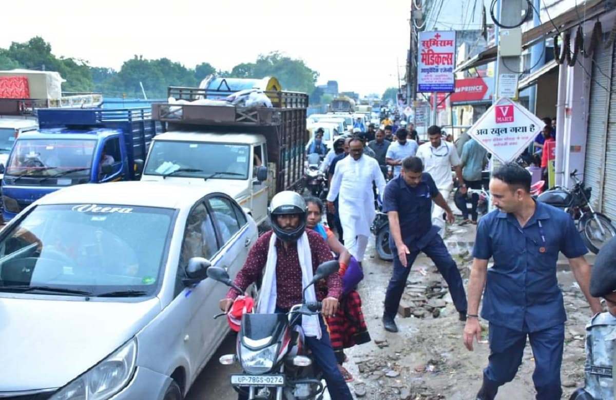 लखनऊ: जाम में फंसे माननीय तब ट्रैफिक व्यवस्था की खुली पोल, गाड़ी छोड़कर पैदल चल दिए डिप्टी सीएम बृजेश पाठक