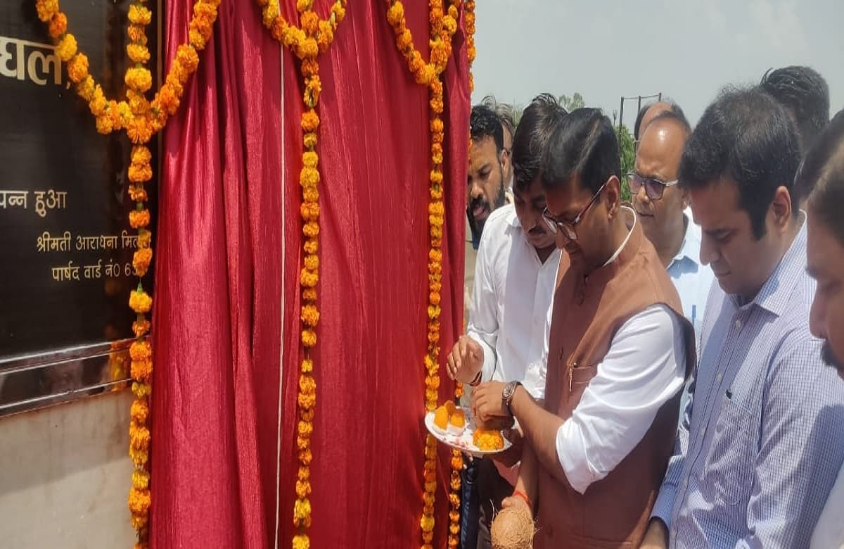 अलीगढ़: मेयर ने कुर्सी संभालते ही 4 रोबोट मशीनों और रूफटॉप सोलर पैनल का किया उद्घाटन, बोले- विकास ही लक्ष्य