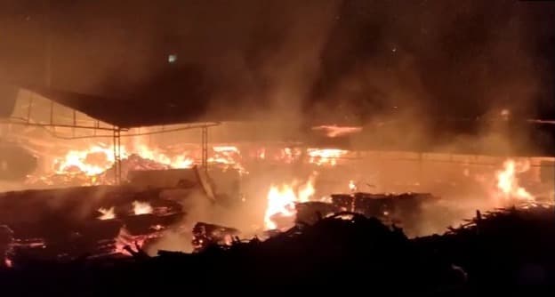 पटना सिटी में प्लाईवुड फैक्ट्री में लगी भीषण आग, दमकल की 10 गाड़ियां मौके पर पहुंची