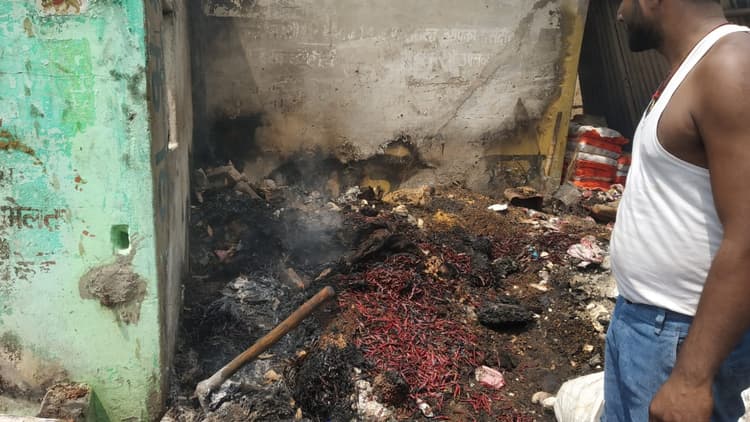 मुंगेर के तारापुर हाट में लगी भीषण आग, दर्जनों दुकान समेत लाखों की संपत्ति राख