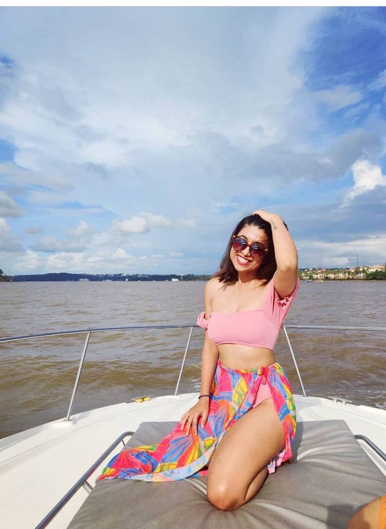 IPL 2021 में बिजी था खिलाड़ी तो क्रिकेटर के बिना ही गोवा निकल पड़ीं उनकी मंगेतर, तस्वीरें हुईं वायरल