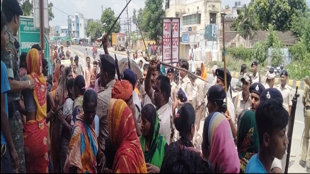Bihar Crime: विवाहिता की हत्या के विरोध में NH 727 पर प्रदर्शन कर रहे थे लोग, पुलिस ने बल प्रयोग कर भगाया