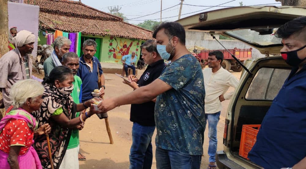 युवाओं की संस्था जीवन ने संकट में निभाया मानवता का फर्ज, 10 गांवों को गोद ले गरीबों की मिटा रहे भूख