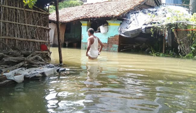 पांच से सात दिनों तक घर में रहेगा बाढ़ का पानी, तभी मिलेगा सरकारी अनुदान का पैसा, डीएम ने समझाया नियम