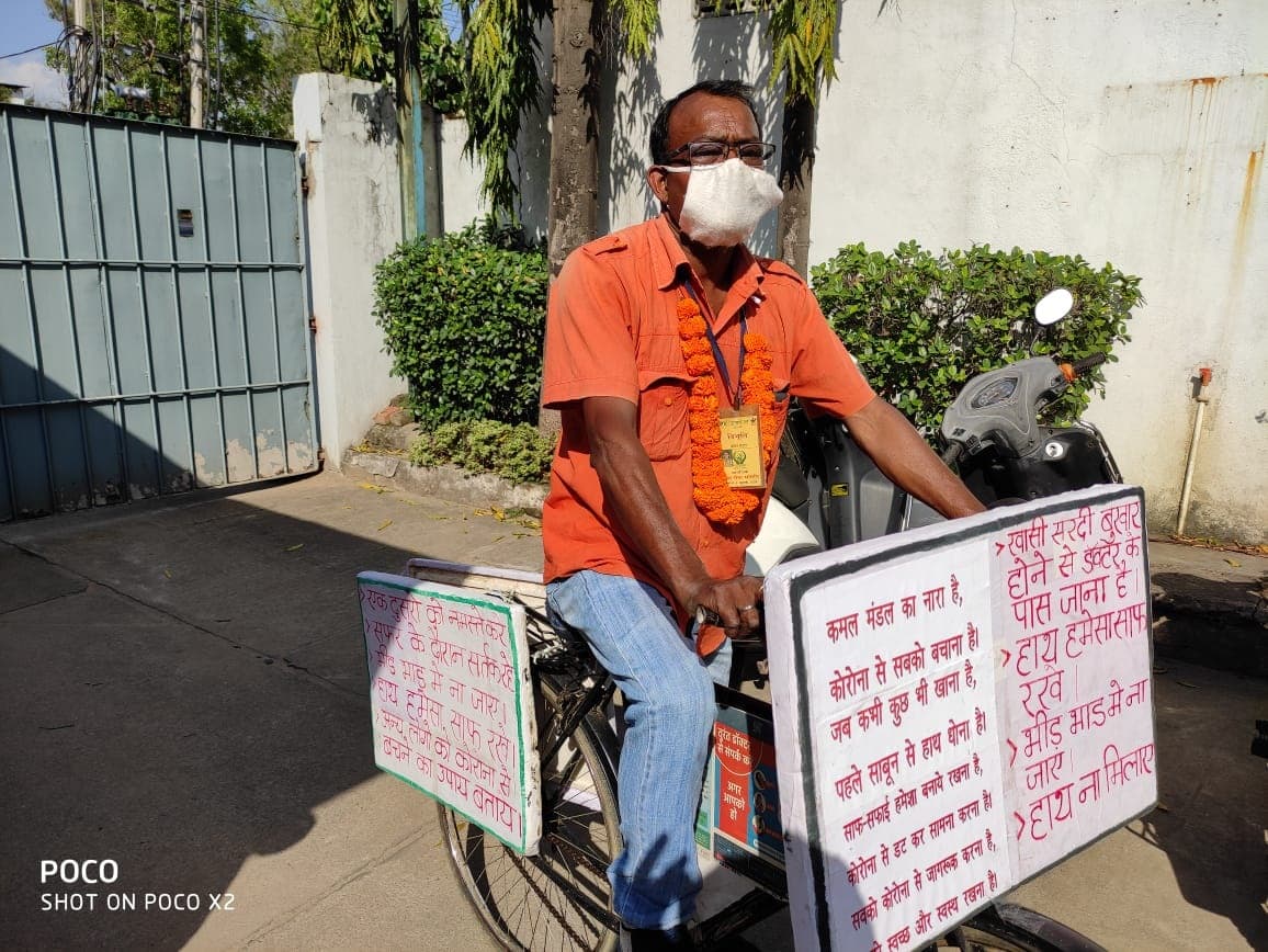 साइकिल से लोगों को जागरूक करने निकले कमल, बता रहे हैं कैसे बचें कोरोना वायरस से
