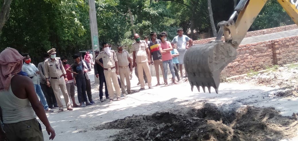 कोर्ट ले जाने के क्रम में नाले के रास्ते भागा कैदी, जेसीबी की मदद से खोज रही पुलिस