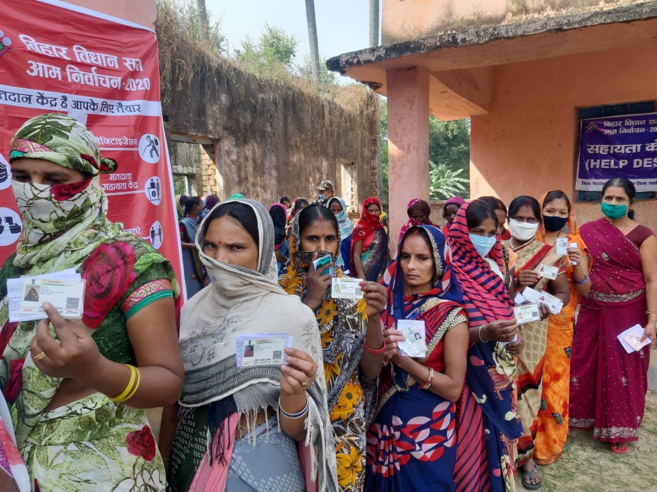 Bihar Assembly Election Phase 1 Voting: कोरोना के डर से जीता बिहार, शुरुआती घंटों में अच्छी वोटिंग से बिहारियों ने पूरी दुनिया को दिया मैसेज