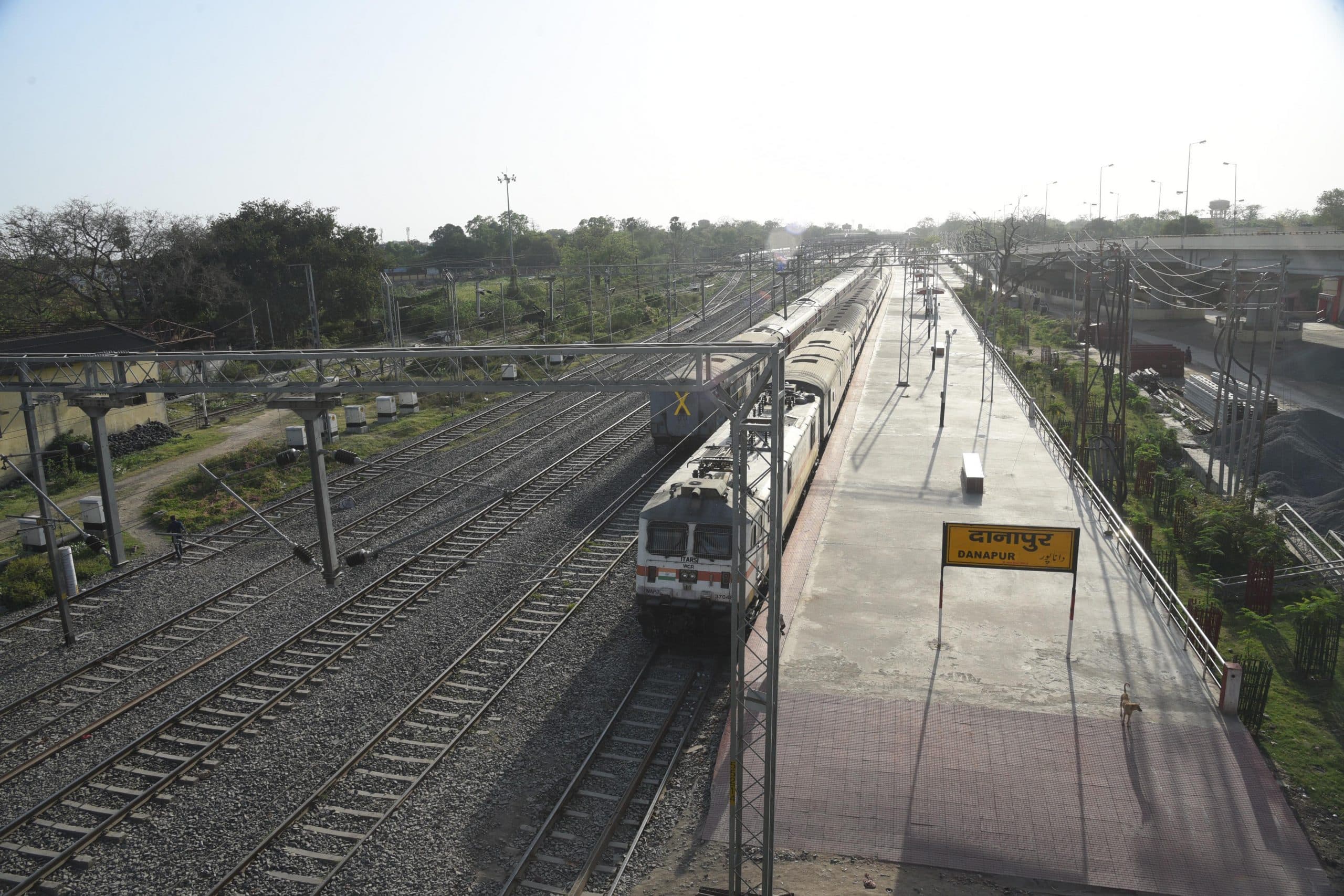 कोरोना : स्टेशनों पर भी लगाये जायेंगे सैनिटाइजर टनल, रोजाना एक हजार पीपीइ किट बनायेगा रेलवे