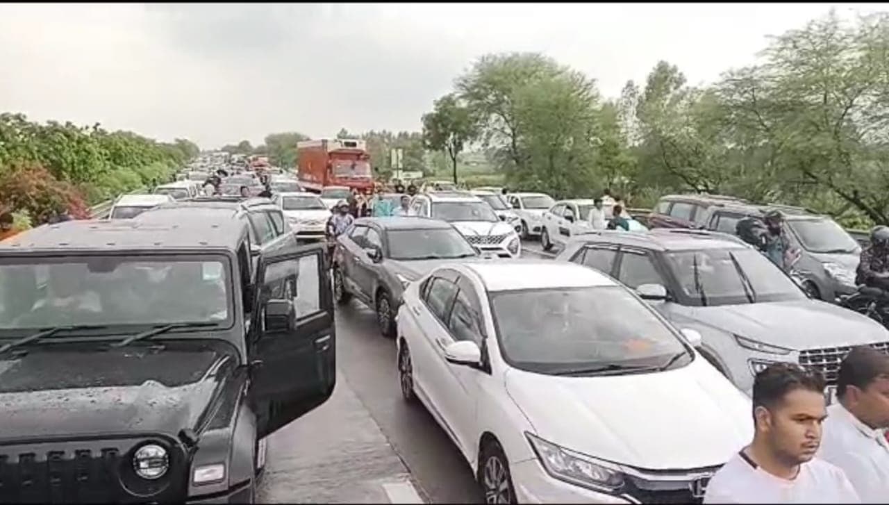 अलीगढ़: हादसे में युवक की मौत के बाद नहीं पहुंची एम्बुलेंस और पुलिस, ग्रामीणों ने जाम किया यमुना एक्सप्रेस-वे