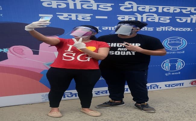 Corona Vaccine: बिहार के युवाओं में दिखा टीका लेने का क्रेज, वैक्सीन खत्म होने का भी बना रहा भय, जानें क्या है स्टॉक की स्थिति