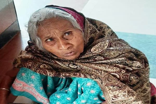 पति की मौत के बाद बेटा-बहू ने प्रताड़ित कर ठुकराया, रेल पुलिस ने दिया मां का दर्जा, करते हैं सेवा