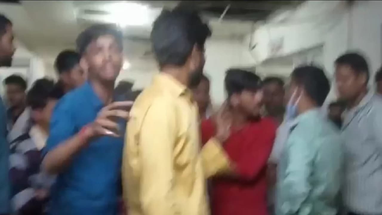 आगरा के SN मेडिकल कॉलेज में डॉक्टरों ने मरीज की मां-बेटी के साथ की मारपीट, पुलिस पर कार्रवाई नहीं करने का आरोप