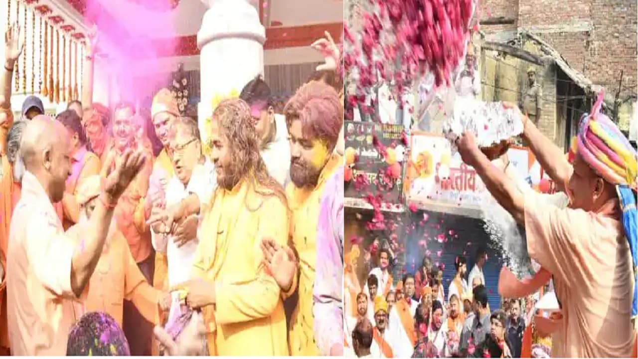गोरखपुर में भगवान नरसिंह की रंगभरी शोभायात्रा में शामिल हुए सीएम योगी, खेली जमकर होली