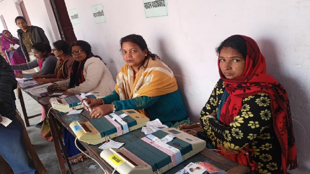 मोतिहारी में घने कोहरा के बीच वोट देने पहुंचे मतदाता, 42 हजार वोटर्स करेंगे अपने मताधिकार का प्रयोग