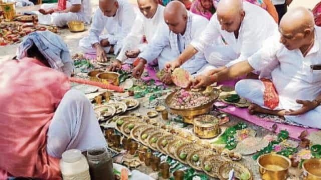 Pitru Paksh 2023: पितृ पक्ष में कैसे करें पिंडदान और तर्पण, जानें श्राद्ध कर्म करने की विधि और नियम