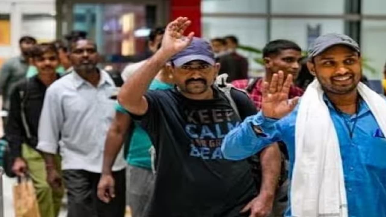 सावन के पहले दिन काशी विश्वनाथ के दरबार में उमड़ी भक्तों की भीड़, शिव मंदिरों में लगा बम-बम भोले का जयकारा