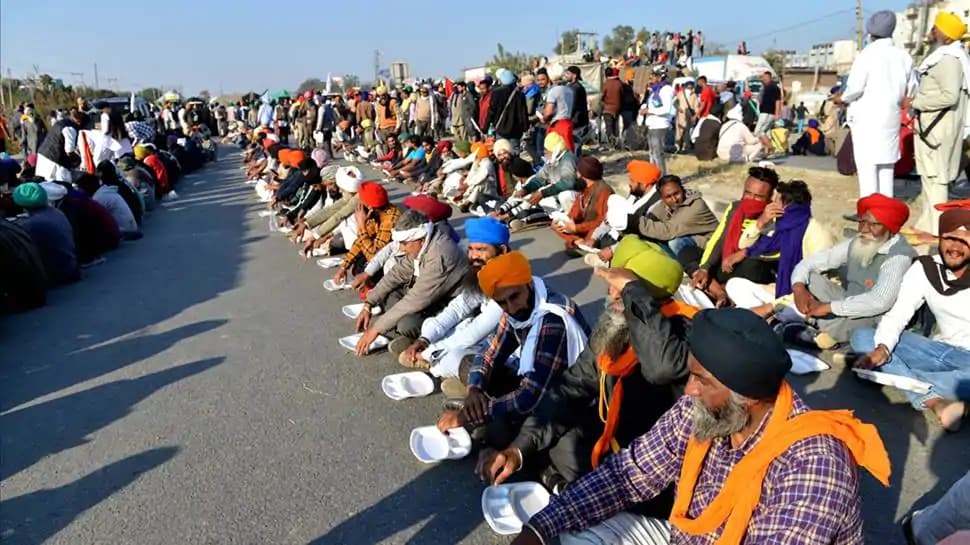 Farmers Protest: जब किसानों ने ठुकराया सरकार का लंच, मिल-बांट कर खाया अपने साथ लाया हुए खाना, देखें वीडियो
