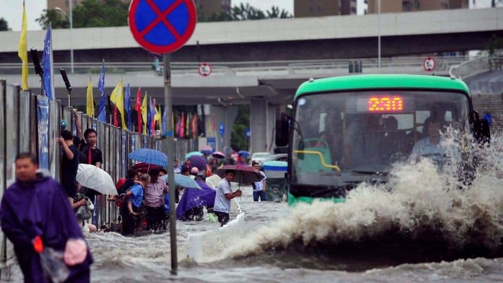 China Flood: कोरोना के बाद बाढ़ ने चीन में बाढ़ ने मचायी तबाही, लगभग 3.7 करोड़ लोग प्रभावित